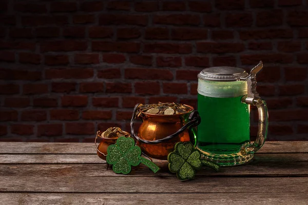 Patricks Dag Concept Met Groene Bier Ketel Van Goud Ruimte — Stockfoto