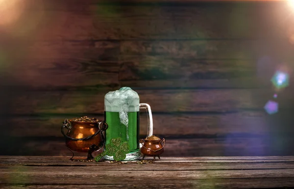 Gelukkige Patrick Day Met Gouden Munten Groene Bier Gelukkige Shamrock — Stockfoto