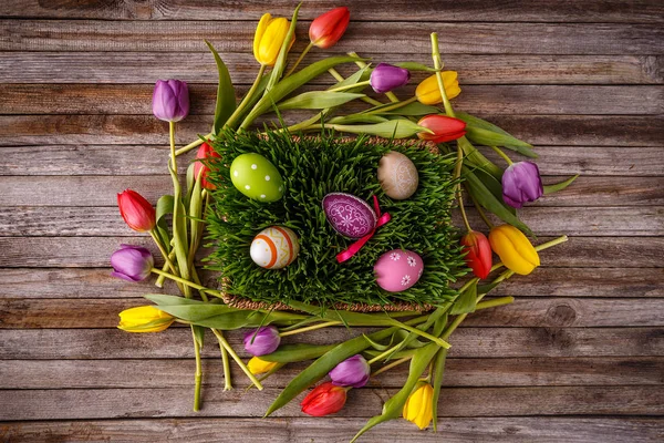 Huevos Pascua Con Tulipanes Tablero Madera Concepto Fiesta Pascua — Foto de Stock