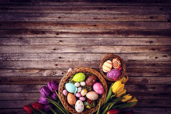 Concepto Vacaciones Primavera Con Huevos Pascua Tulipanes — Foto de Stock