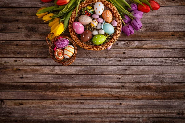 Πολύχρωμα Πασχαλινά Αυγά Και Υποκατάστημα Ανθέων Φόντο Ξύλινη — Φωτογραφία Αρχείου