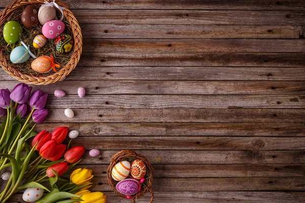 Colorido Ovos Páscoa Tulipas Composição Fundo Madeira — Fotografia de Stock