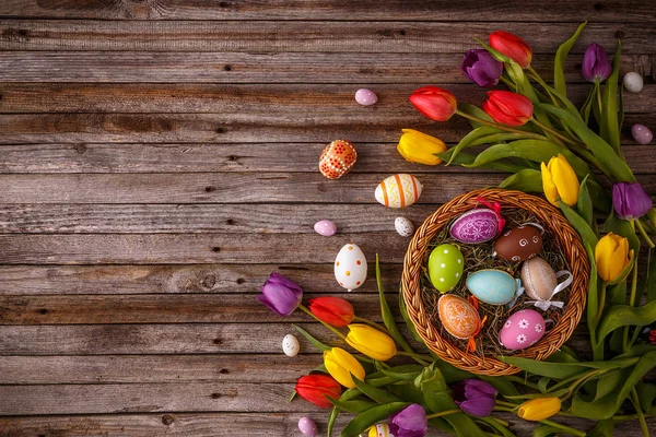 Paskalya Yumurtaları Laleler Metin Için Yer Ile Ahşap Plakalar Üzerinde — Stok fotoğraf