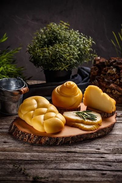 Ahşap Arka Planda Füme Peynirli Kompozisyon — Stok fotoğraf