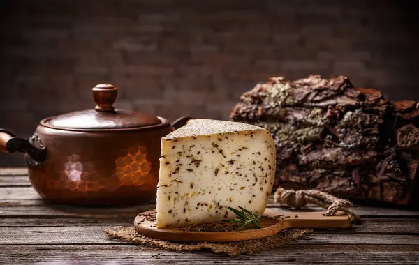 Cuña Queso Con Comino Sobre Fondo Madera Vintage — Foto de Stock