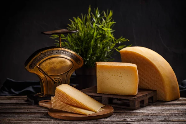 ヴィンテージ木製の背景に成熟したチーズ組成物 — ストック写真
