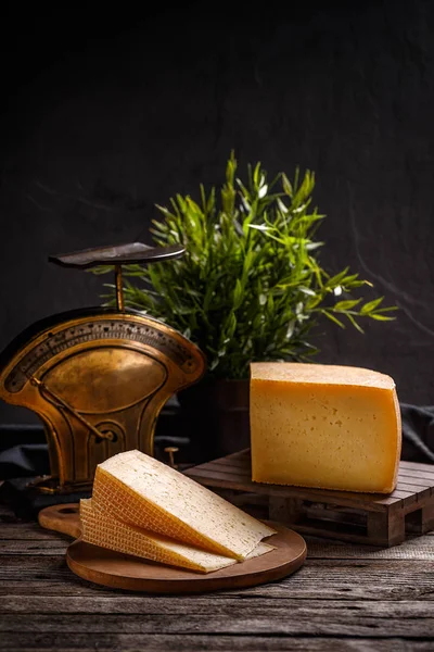 木の背景にヴィンテージスケールと成熟したチーズ組成 — ストック写真