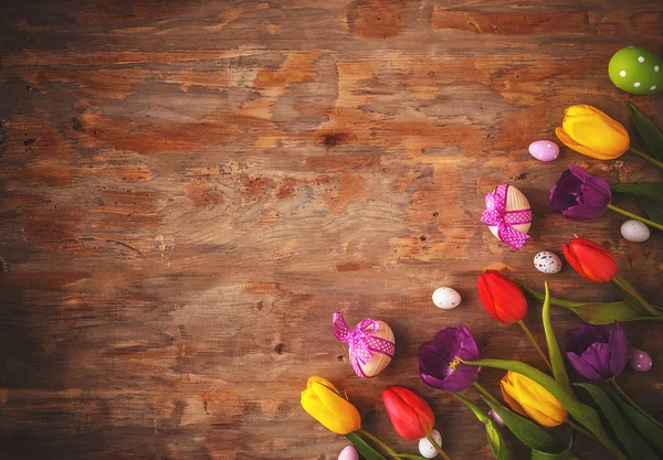 Velikonoční Blahopřání Vejci Tulipány Dřevěné Pozadí Pohled Shora Prostorem Pro — Stock fotografie