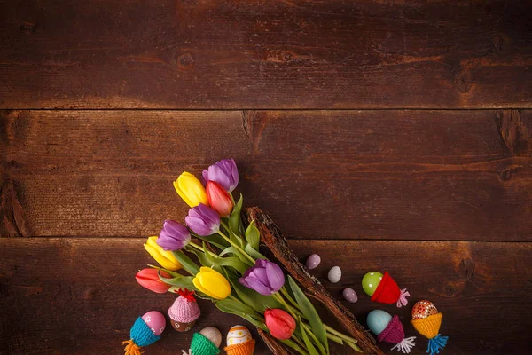 Osterkomposition Mit Tulpen Und Ostereiern Mit Kleinen Hüten Auf Holzplanken — Stockfoto