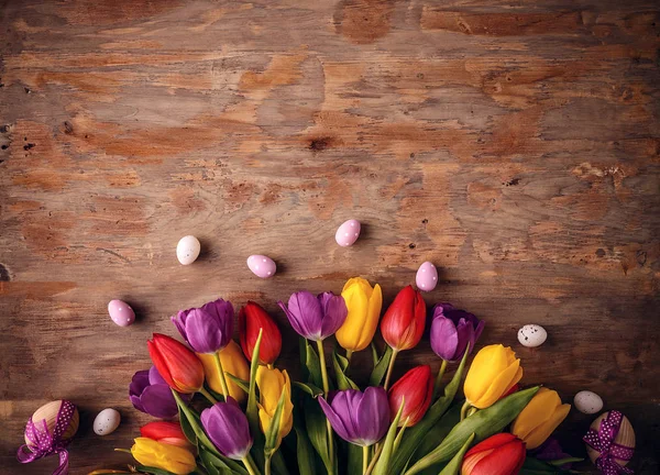 Pasqua Sfondo Vacanza Con Uova Fiori Sfondo Legno Spazio Copia — Foto Stock