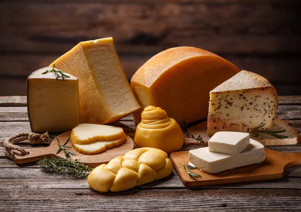 木の背景に異なるチーズの断片と構成 — ストック写真