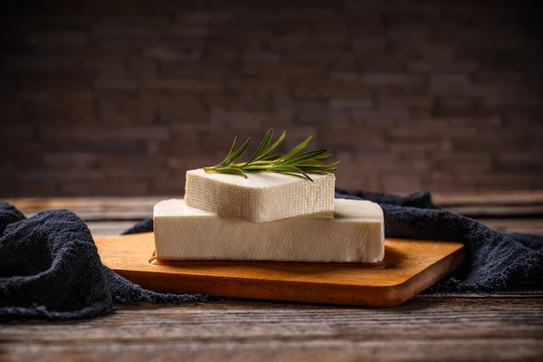 Bloc Fromage Feta Grec Sur Planche Bois — Photo