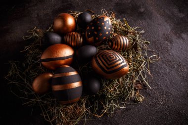 Altın ve siyah yumurta koyu arka plan üzerinde geometrik desenli