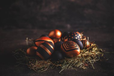 Paskalya tebrik kartı. Çizgileri ve noktaları siyah arka plan üzerine siyah ve altın yumurta