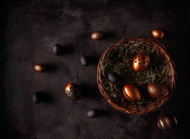 Siyah arka plan siyah ve altın yumurta. Düz yatıyordu 