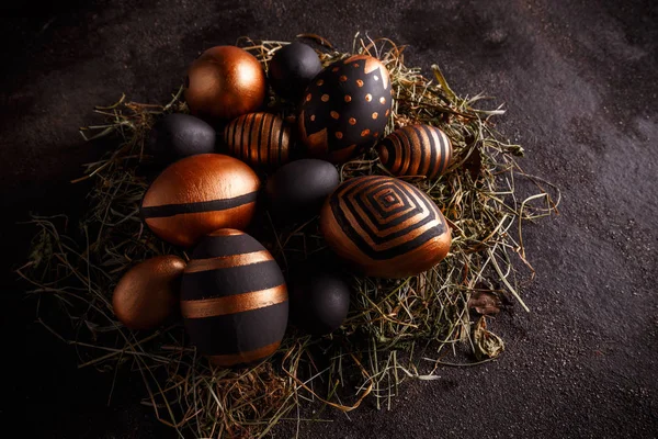 Altın ve siyah yumurta koyu arka plan üzerinde geometrik desenli