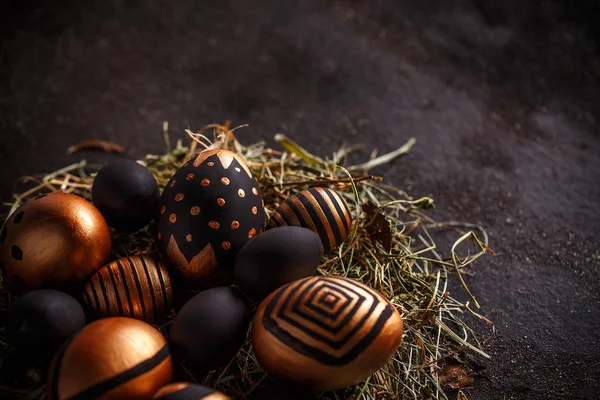 Composición Pascua Estilo Minimalista Con Huevos Dorados Negros —  Fotos de Stock