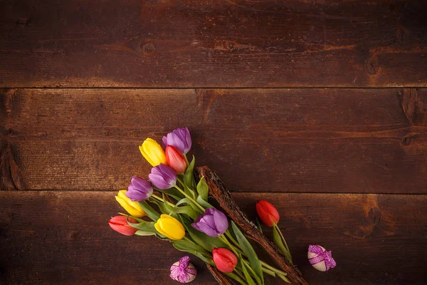 Osterurlaub Hintergrund Mit Eiern Und Blumen Auf Holzgrund Kopierraum lizenzfreie Stockfotos