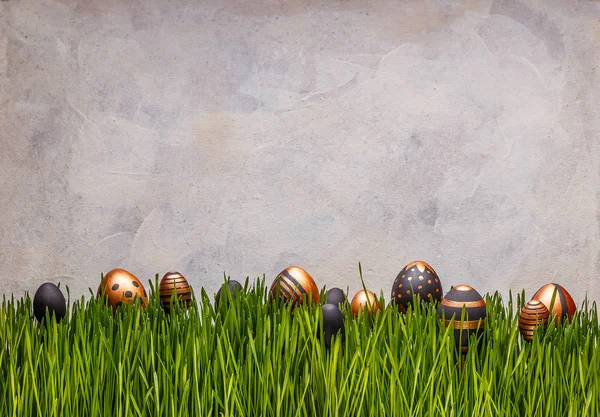 Huevos de Pascua alineados en fila — Foto de Stock