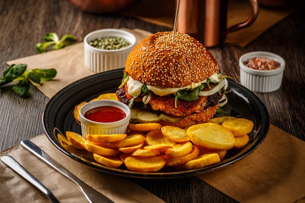 アメリカのハンバーガーとフライド ポテト — ストック写真