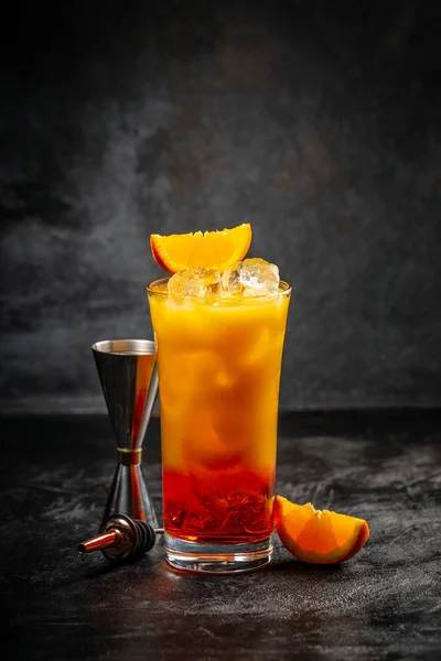 Cocktail fresco com laranja e gelo — Fotografia de Stock