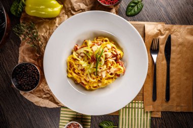 lezzetli makarna carbonara 