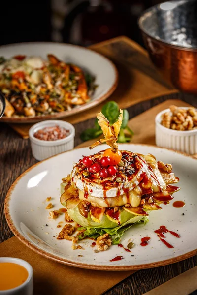 Grillad Camembert med bakade päron — Stockfoto