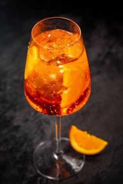 Klasik İtalyan aperol sözlerinin kokteyl 