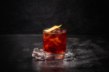 Negroni cam kokteyl