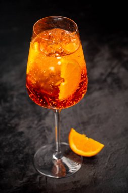 Tropikal aperol turuncu soğutulmuş kokteyl 