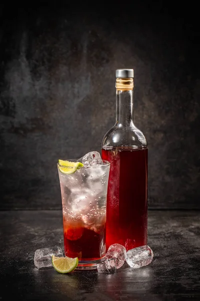Soda içecek berry şurubu ile — Stok fotoğraf