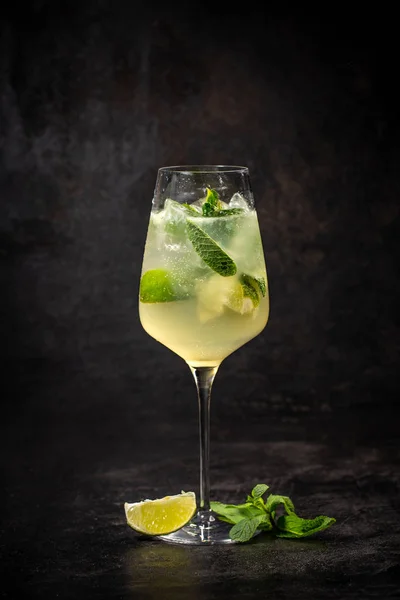 Hugo prosecco with ice and lime — Stock Photo, Image