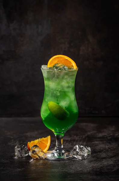 Groene appel vruchten alcohol cocktail — Stockfoto