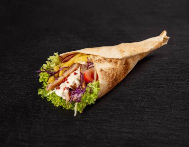 Tortilla film kızarmış tavuk eti ile