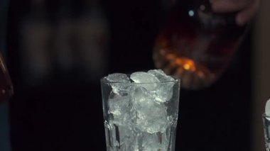 Bir kokteyl içebilirsiniz yapma işlemi bar. Barmen bir bardak Alkol yağıyor