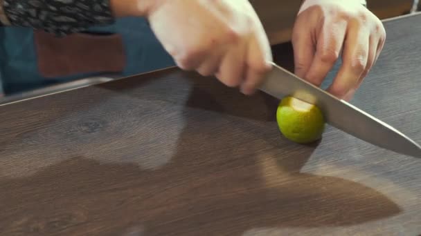 Man Snijdt Limoen Ter Voorbereiding Van Mojito — Stockvideo