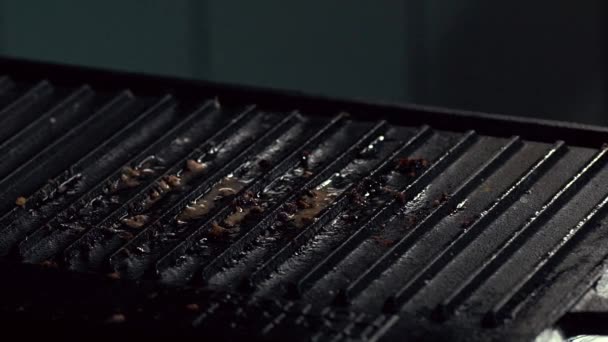 ビーフパテのハンバーガーの鉄板プレートで調理 — ストック動画