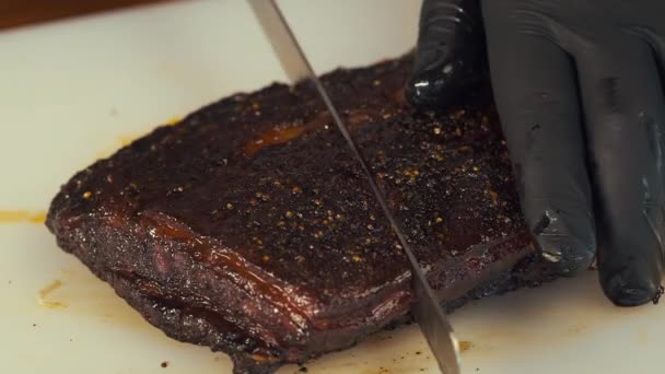 Snijden Van Heerlijke Gegrilde Tussenribstuk Witte Snijplank — Stockvideo