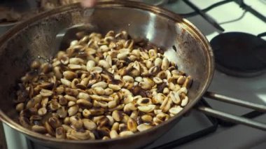 Soyulmuş fıstık çerez olarak siyah bir tavada kavrulmuş 