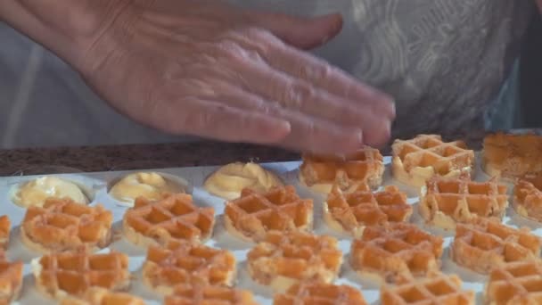 Baker Maken Vinger Dessert Wit Bakken Formulier — Stockvideo