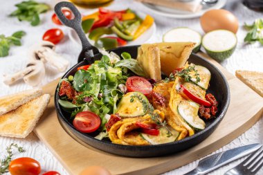 Omlet salata ile servis 