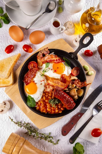 Английский завтрак на сковороде — стоковое фото