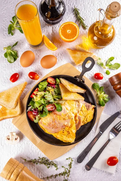 Skinka och ägg omelett — Stockfoto