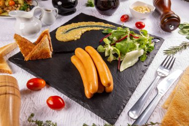 Haşlanmış Frankfurter sosis 