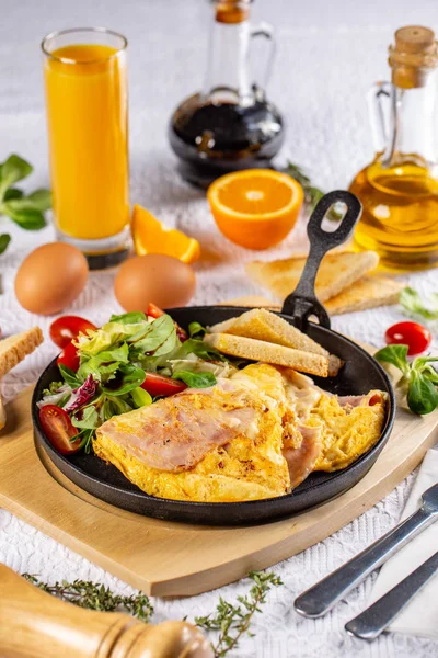 Omelette with ham — Stock Photo, Image