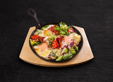 Gevrek kızarmış pastırma ile yumurta kadar Güneşli tarafı