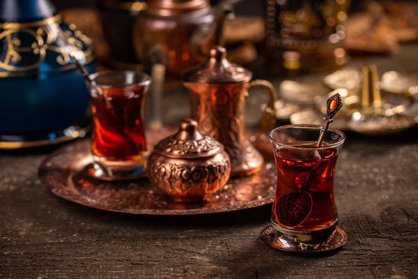 Té turco con auténtica taza de vidrio — Foto de Stock