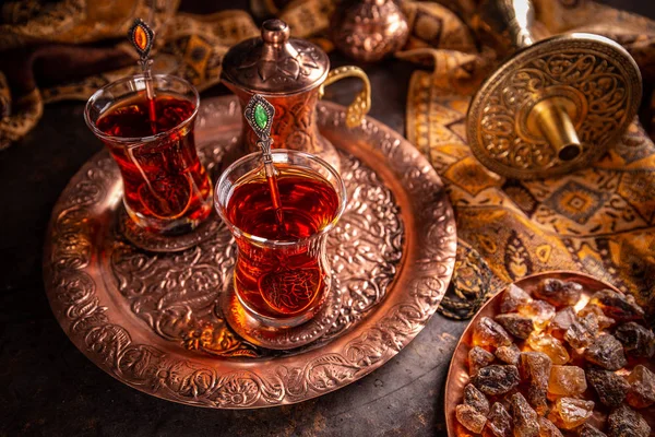 Té turco con auténtica taza de vidrio — Foto de Stock
