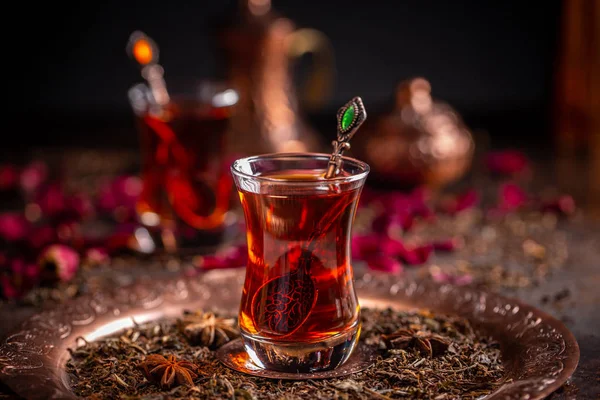 Té negro en vaso de té armudu — Foto de Stock