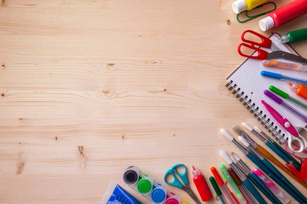 Material escolar sobre fondo de madera — Foto de Stock